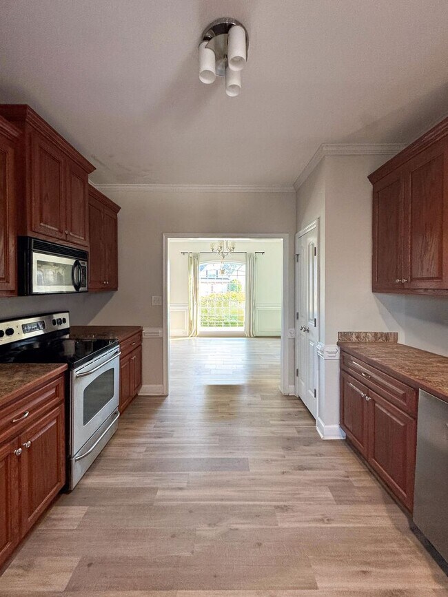 Building Photo - Well-Maintained 4 Bed 2.5 Bath Home with a Pool
