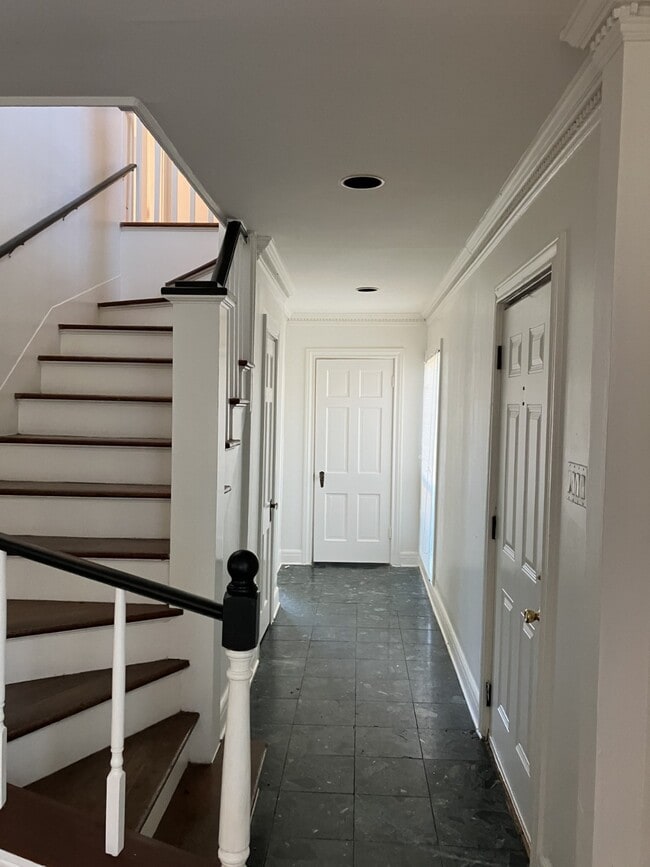 Building Photo - 3210 Oakdale St