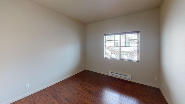Building Photo - Perfect For Nursing Student - Beautiful Condo w/ Garage. Close To St. Vincents Hospital