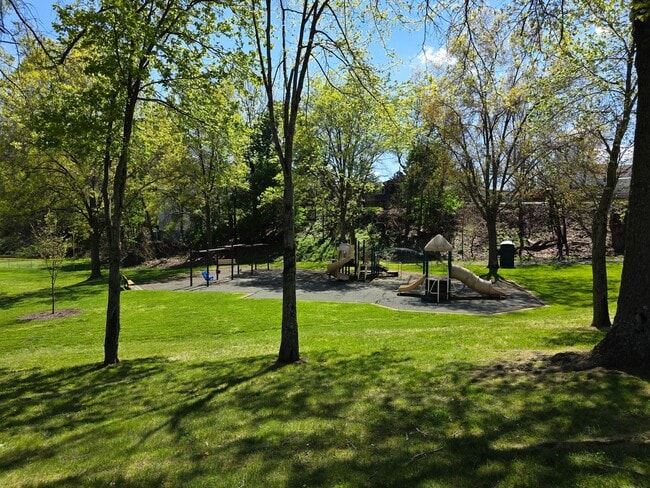 Building Photo - Spacious Town Home in Brighton Heights!