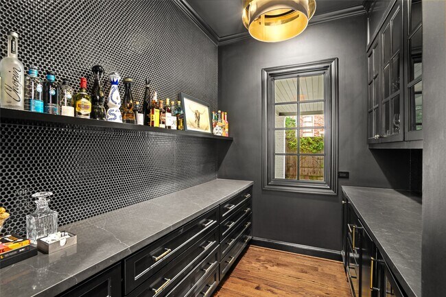 Building Photo - 5527 Briar Dr