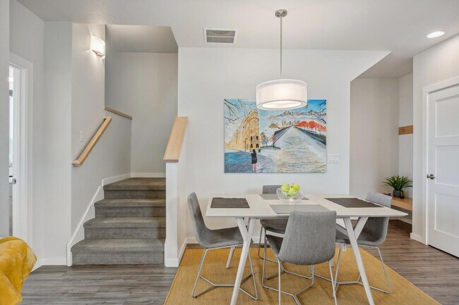 Building Photo - West Longmont 2BDR w/ Mountain Views