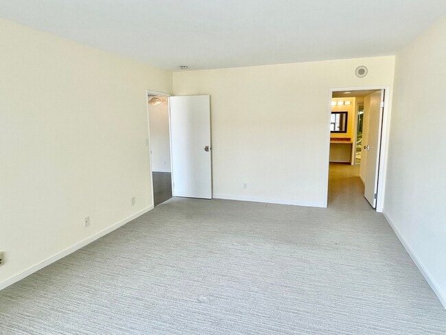 Building Photo - Iconic Gramercy Towers! 2 Story 2BR/2.5BA! 1,745SqFt!  VIEWS! Pool! Fitness! Pet! Parking!  Laund...