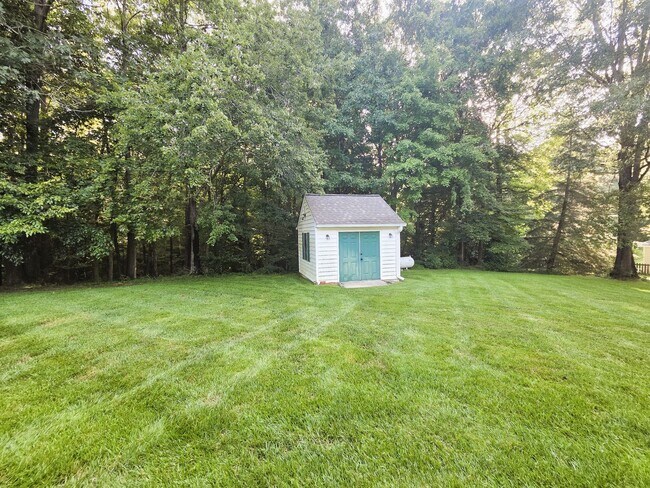 Building Photo - 4206 Tweedsmuir Rd