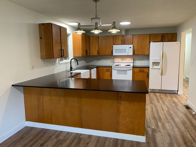 Building Photo - **Daisey King **