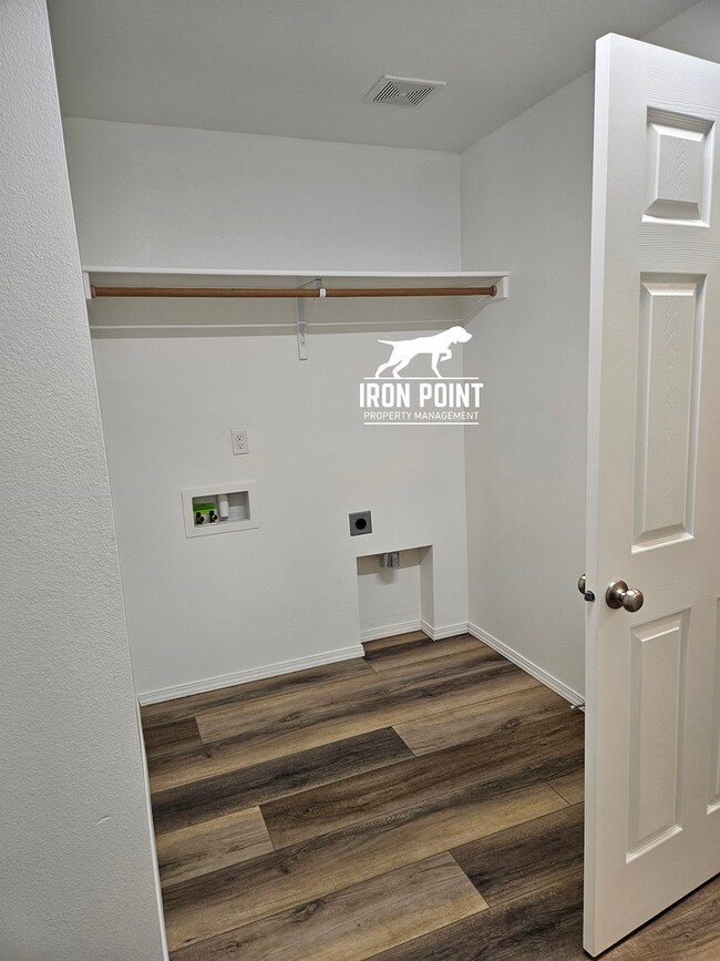 Building Photo - Move-in Ready Home w/new paint & flooring ...