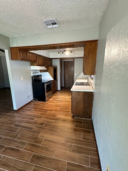 Building Photo - 108 S English Dr