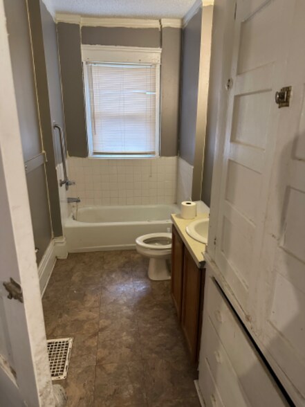 Primary Photo - 889 Raymond St
