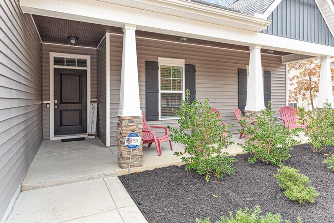 Building Photo - Southern Pines Gem! Pool and fenced backyard!