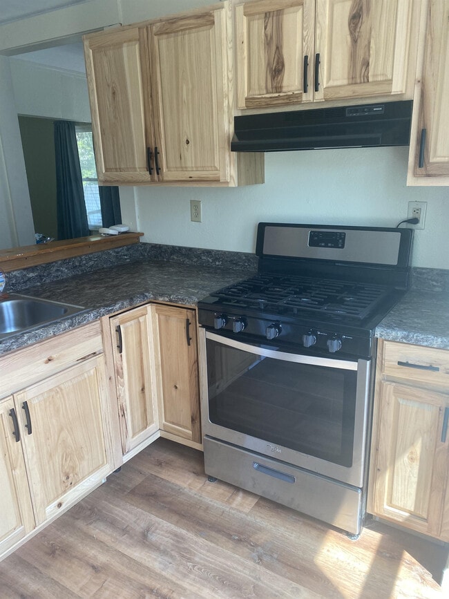 Building Photo - 313 E College St