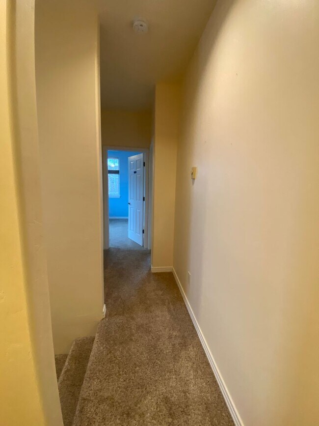 Building Photo - Spacious  3 bedroom 2.5 bathroom townhouse