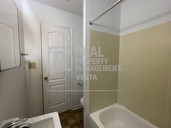 Building Photo - 631 Maplewood Dr