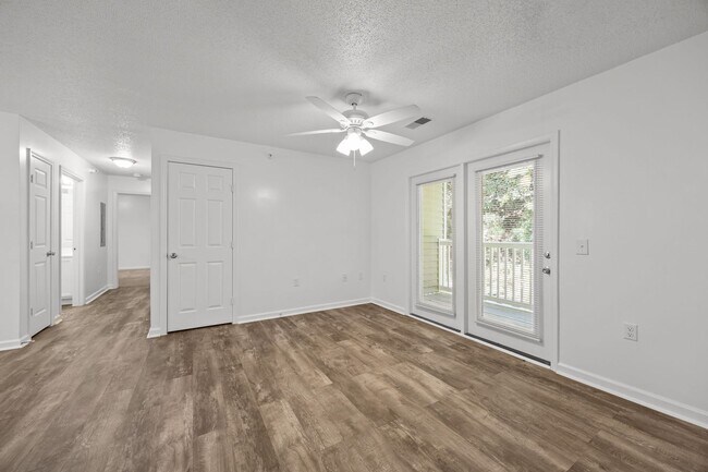 Building Photo - Two Bedroom Apartment