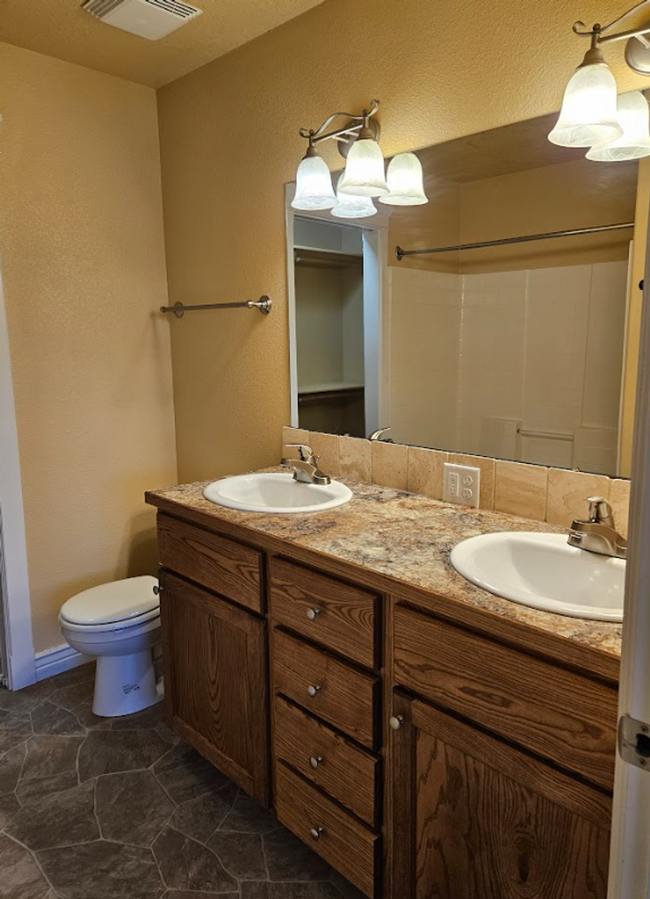 Building Photo - Centrally located 3bed/2.5bath townhome w/...