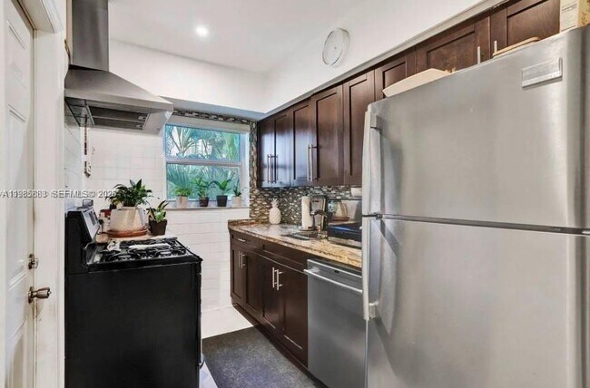 Building Photo - 10076 E Bay Harbor Dr