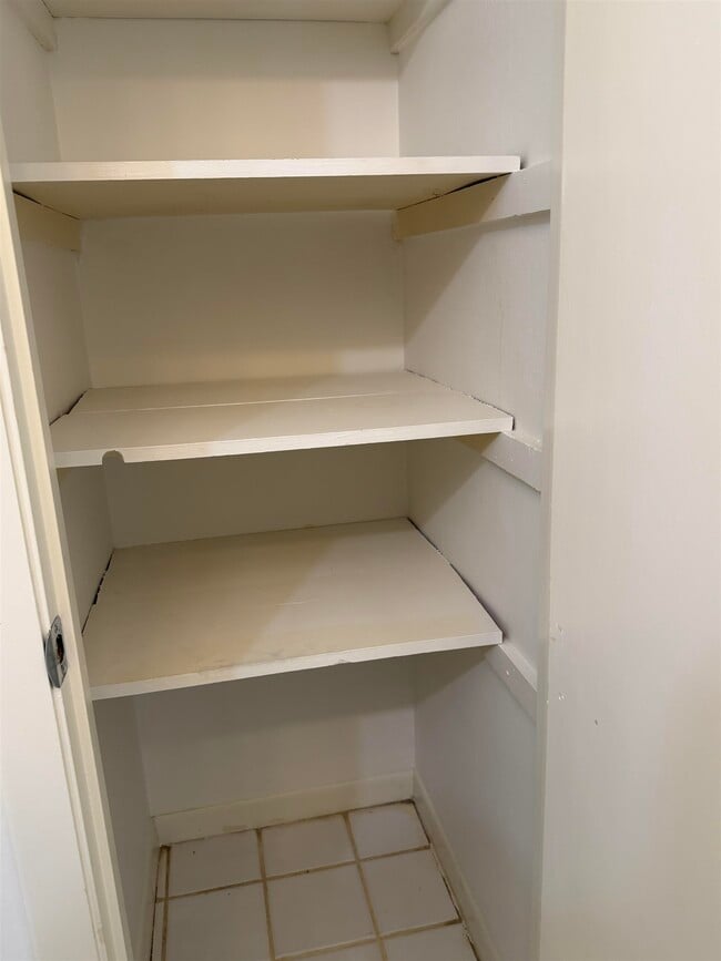 Building Photo - 1932 Shady Oaks Dr