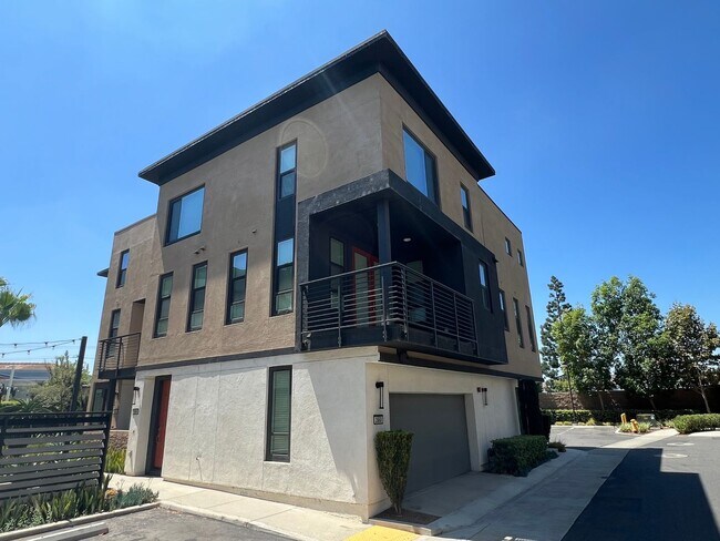 Building Photo - Perfect 2 Bed 2.5 Bath Orange Condo!