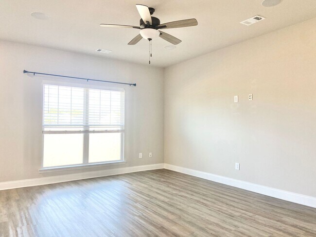 Building Photo - $1000 OFF 1st month rent!!!!Guyton Beauty!...