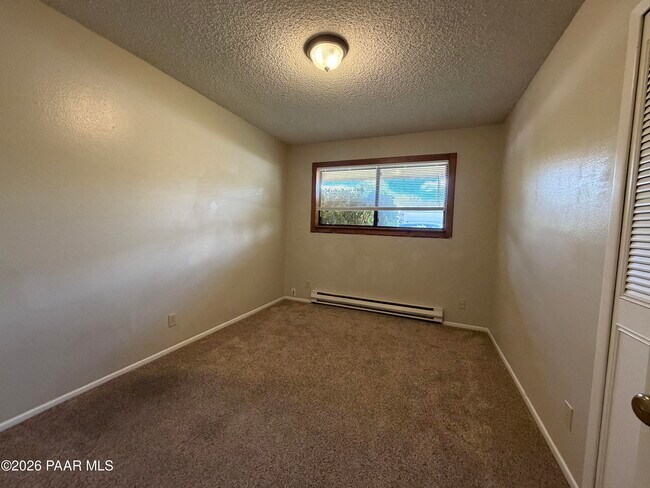 Building Photo - 366 W Tamarack Ln