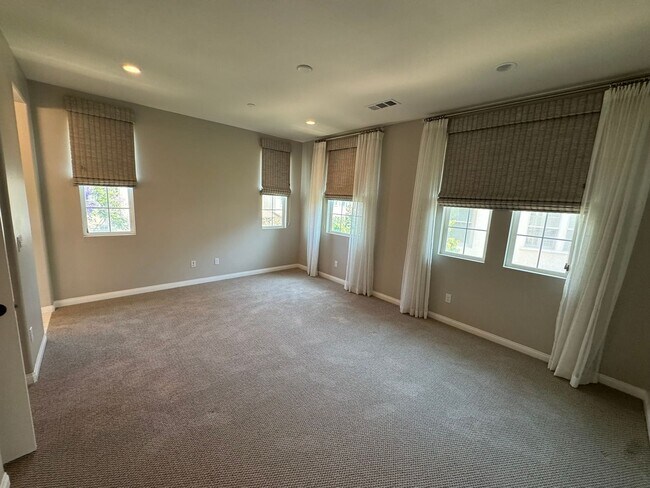 Building Photo - Charming 3-bedroom 2.5 bath nestled inside...
