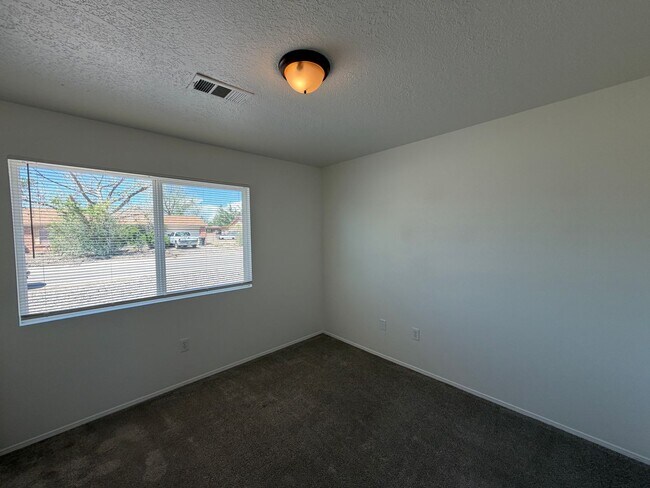 Building Photo - 628 Pontiac Dr SW
