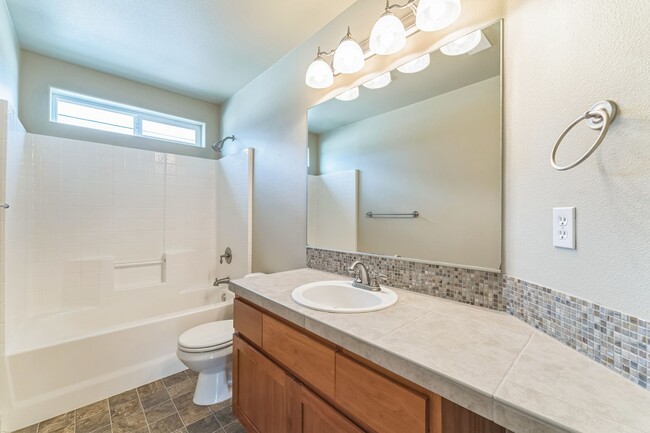 Building Photo - AVAILABLE FOR SHOWING ON 10/15!