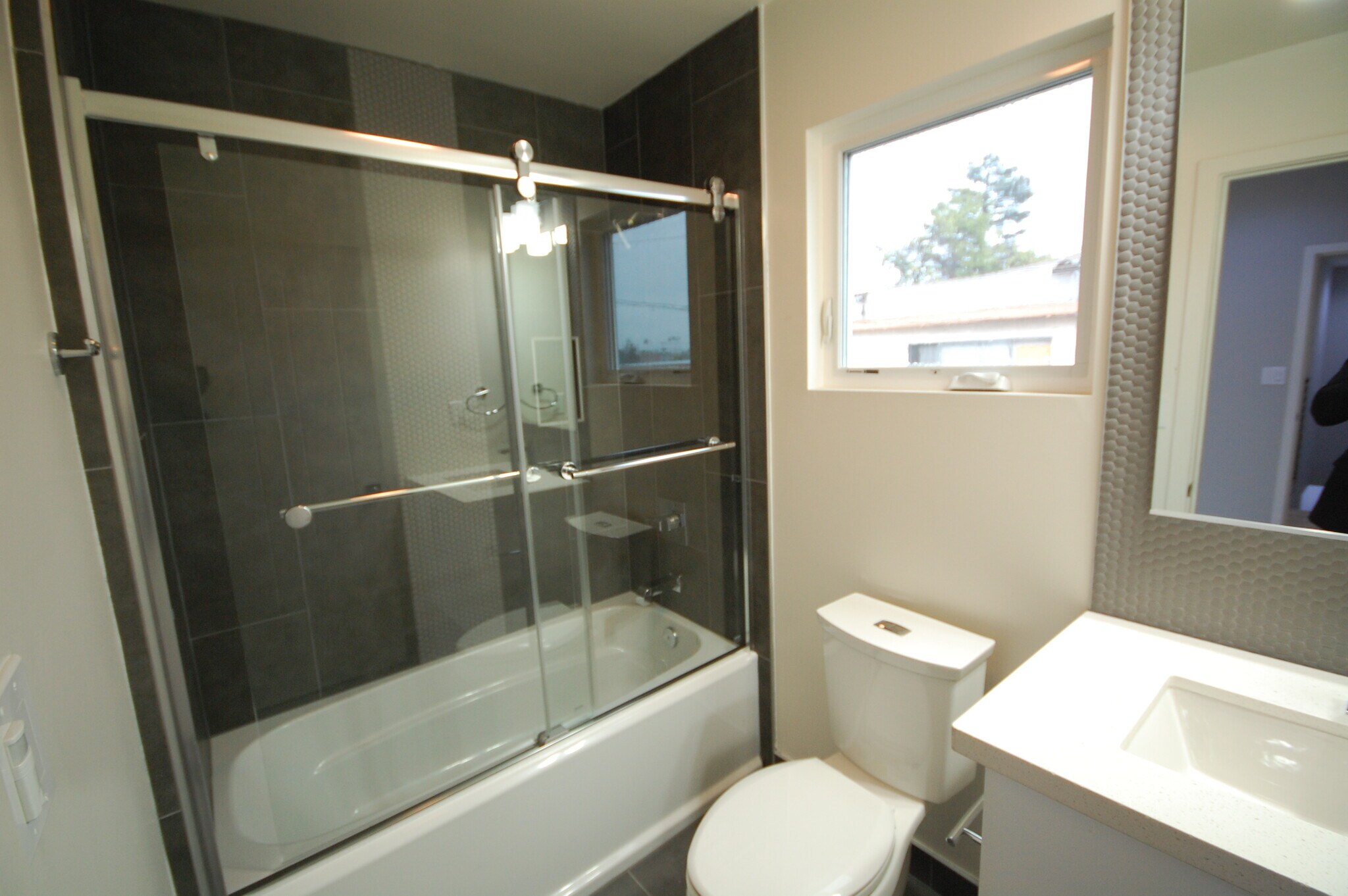 FULL BATH - 648 1/2 N Serrano Ave