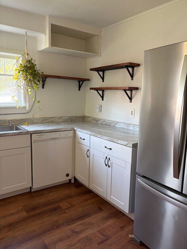 Building Photo - Newly Remodeled Two Bedroom with Sun Room!