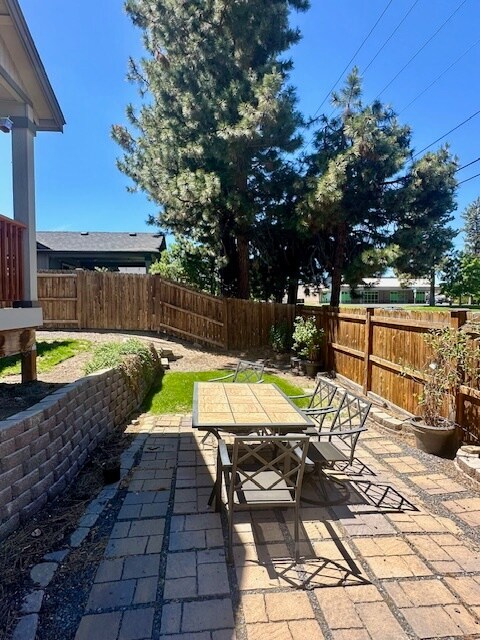 Building Photo - 61489 SE Luna Pl