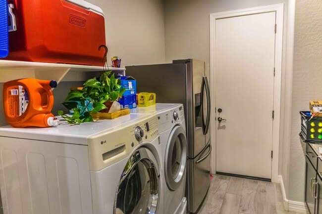 Building Photo - Gorgeous 4 Bed + den Single Level Home in gated community in North Peoria with RV Gate / BBQ!!