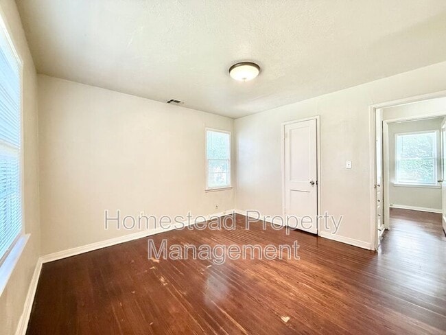 Building Photo - 3920 Thomas Ave
