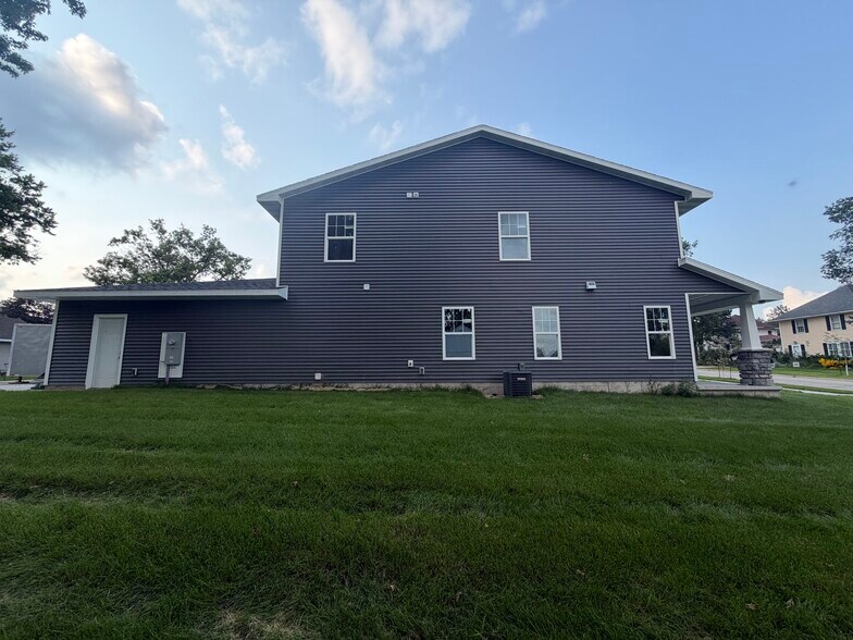 Building Photo - 2423 Iowa St