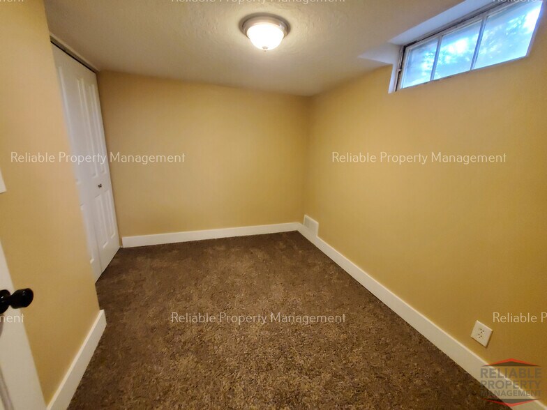 Building Photo - 350 Holbrook Dr