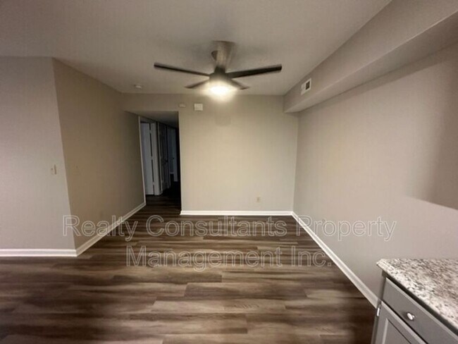 Building Photo - 800 Folly Ct