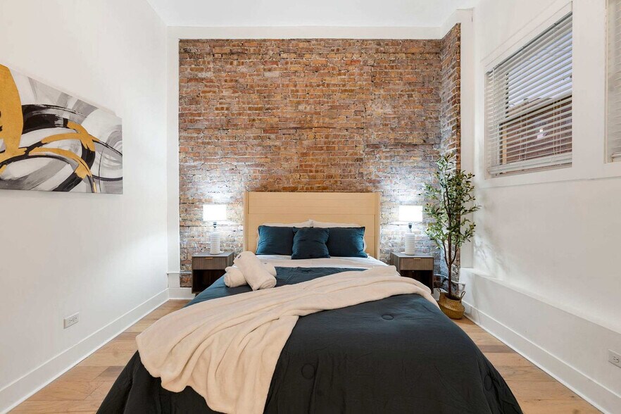 Building Photo - 1941 W Augusta Blvd