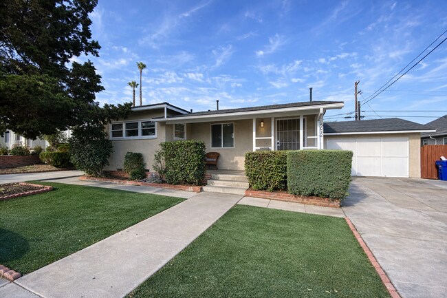 Building Photo - 5BR/2BA with Private Yard!