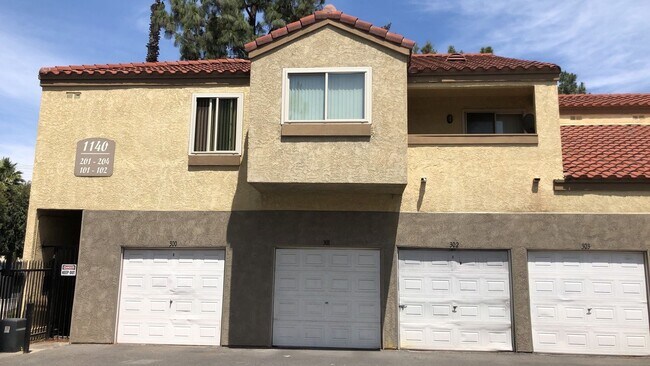 Building Photo - 2 Bed 1 Bath condo with garage- Gated Comm...