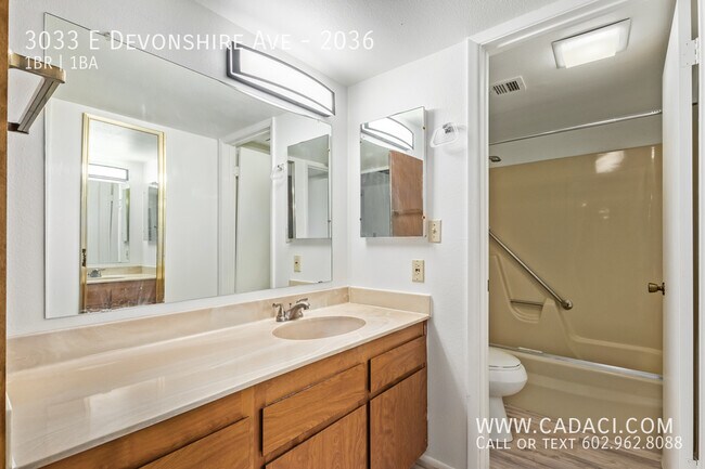 Building Photo - 3033 E Devonshire Ave