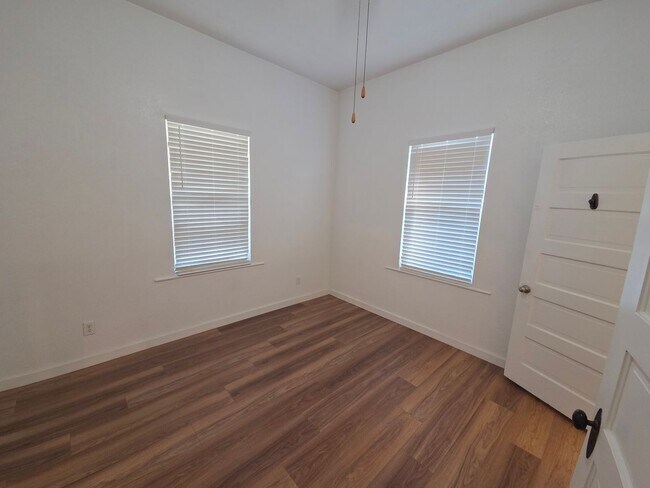 Building Photo - Beautiful 2 bedroom home with large detatched garage