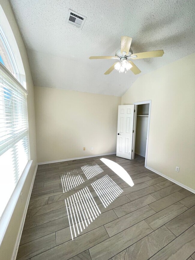 Building Photo - 3 Bedroom/2 Bathroom In Bentonville!!!