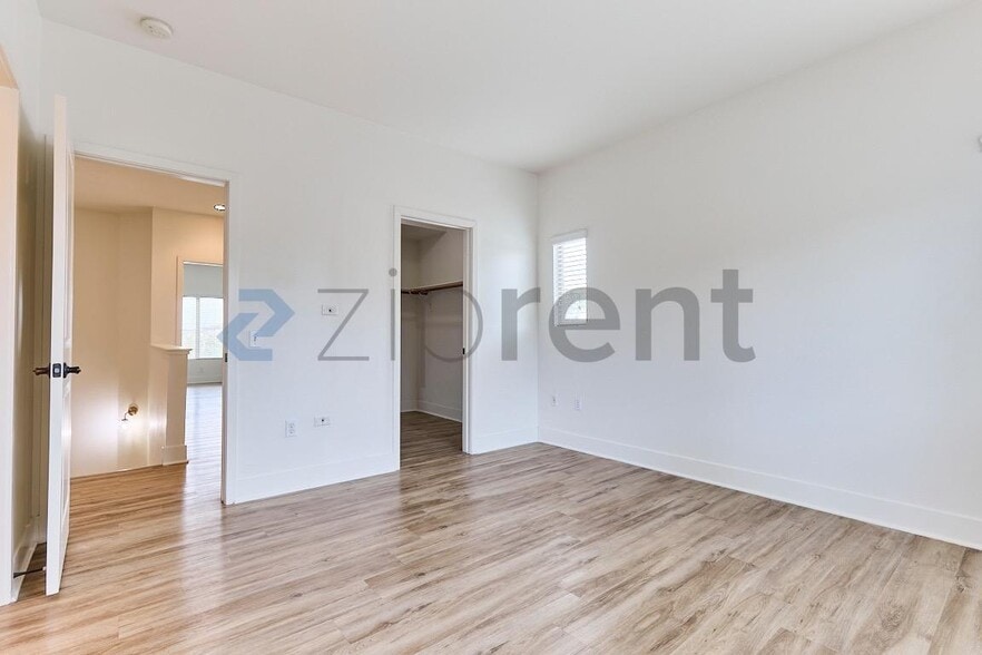 Building Photo - Unit 11