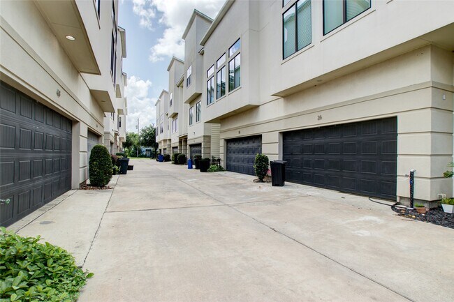 Building Photo - 48 N Hutcheson St