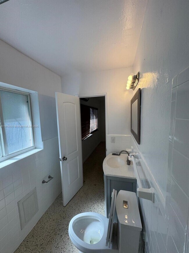 Building Photo - 1818 Middle River Dr