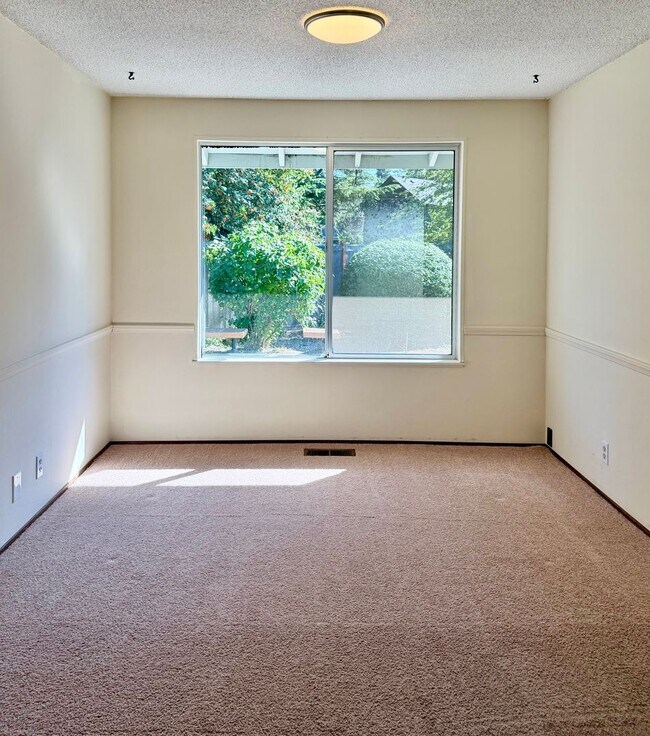 Building Photo - 4 Bed / 2.5 Bath Bellevue rambler $4,095/month