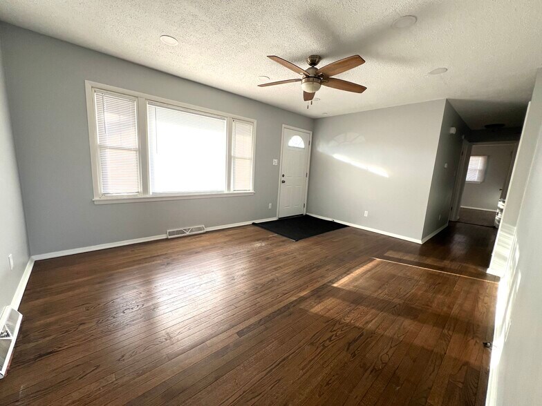 Living room - 18909 Lorenz Ave