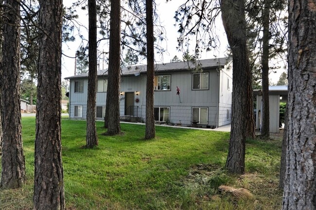 Building Photo - 2 bed 1 bath apartment (4plex building) lower unit