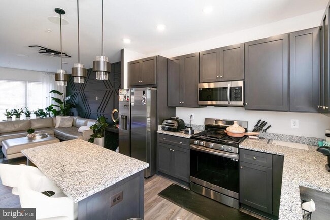 Building Photo - 935 Sycamore Dr SE