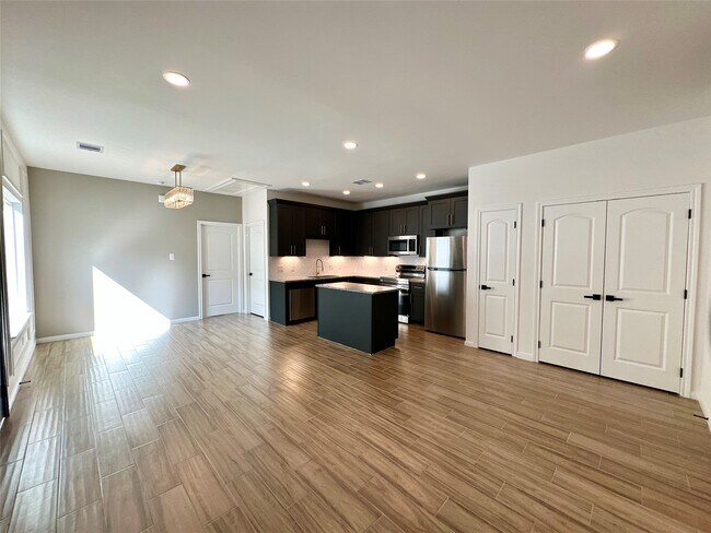 Building Photo - 11559 Persimmon St