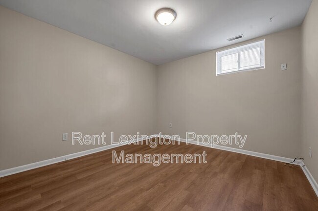 Building Photo - 833 Malabu Dr