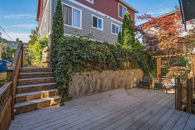 Building Photo - 162 W Florentia St